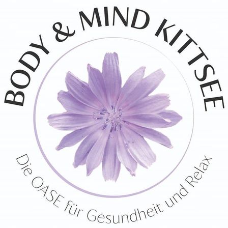 Ein kreisförmiges Logo mit einer violetten Blume zeigt den Text 'BODY & MIND KITTSE'. Darunter steht 'Die OASE für Gesundheit und Relax'.