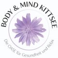 Ein kreisförmiges Logo mit einer violetten Blume zeigt den Text 'BODY & MIND KITTSE'. Darunter steht 'Die OASE für Gesundheit und Relax'.