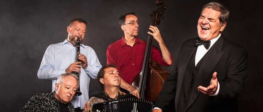 Bild enthält, Adult, Male, Man, Person, Group Performance, Music Band, Musical Instrument, Microphone, Bride, Woman