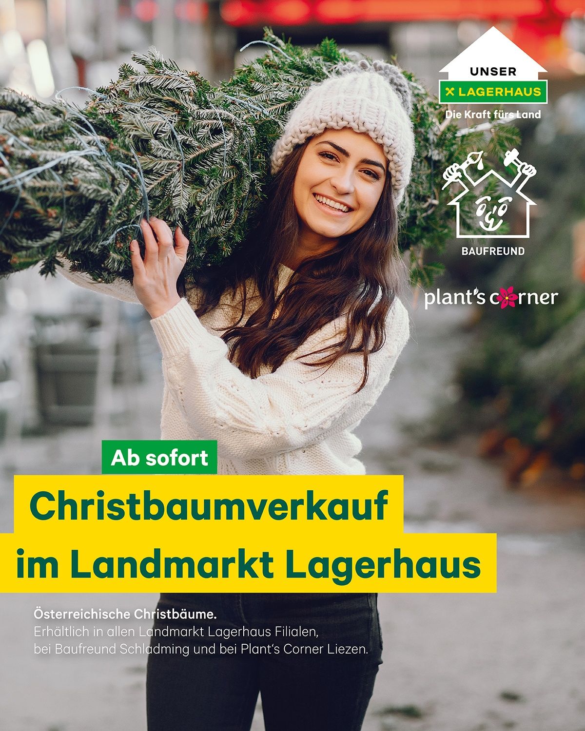 Eine lächelnde Frau mit einer weißen Mütze und einem weißen Pullover hält einen Weihnachtsbaum in einer Landmark Lagerhaus Werbung. Das Poster betont den sofortigen Beginn des Weihnachtsbaumverkaufs im Landmark Lagerhaus.