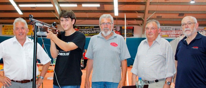 Bild enthält, Plywood, Wood, Adult, Male, Man, Person, Gun, Weapon, Boy, Teen