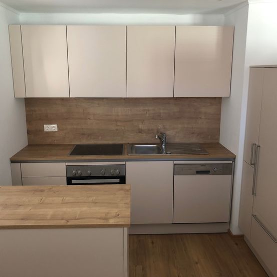 Bild enthält, Indoors, Interior Design, Kitchen, Sink, Sink Faucet, Cooktop