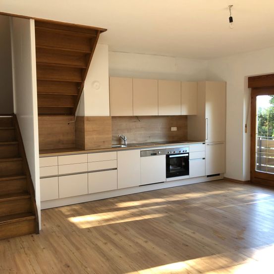 Bild enthält, Indoors, Interior Design, Wood, Housing, Staircase, Hardwood, Floor, Kitchen, Flooring, Door