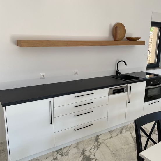 Bild enthält, Furniture, Sideboard, Indoors, Interior Design, Chair, Sink, Sink Faucet, Desk, Kitchen