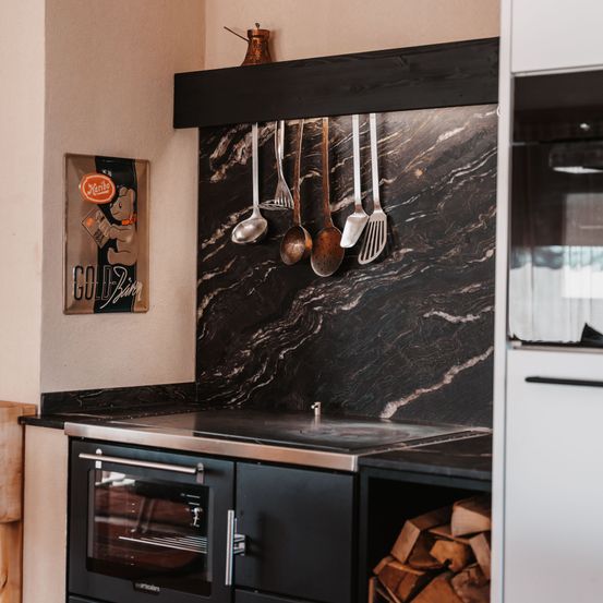 Bild enthält, Indoors, Interior Design, Cutlery, Spoon, Kitchen, Fork