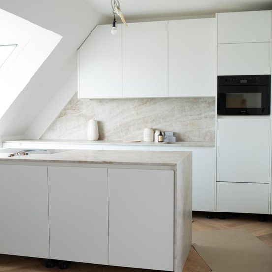 Bild enthält, Indoors, Interior Design, Kitchen, Microwave, Furniture
