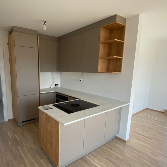 Bild enthält, Indoors, Interior Design, Corner, Floor, Kitchen, Cooktop, Wood, Furniture, Sink Faucet