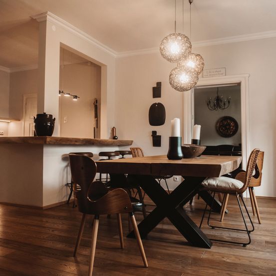 Bild enthält, Dining Room, Dining Table, Indoors, Table, Interior Design, Wood, Hardwood, Floor, Flooring, Chair