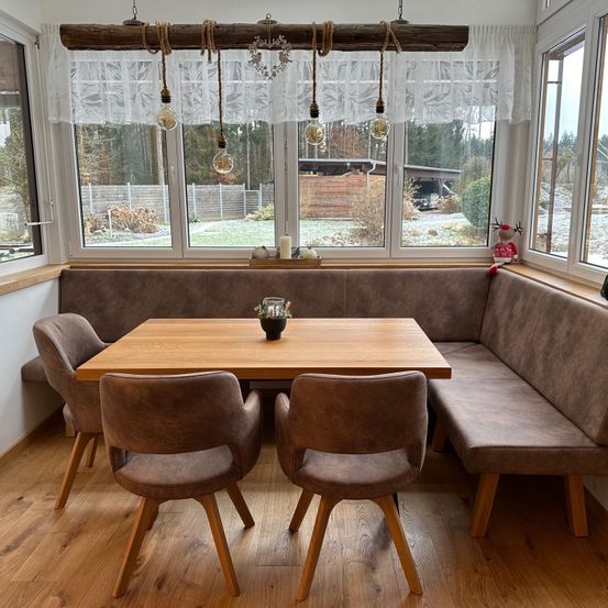 Bild enthält, Furniture, Table, Interior Design, Wood, Dining Room, Dining Table, Tabletop, Window, Stained Wood, Bay Window