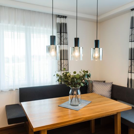 Bild enthält, Indoors, Interior Design, Furniture, Table, Living Room, Tabletop, Home Decor, Dining Table, Dining Room, Window