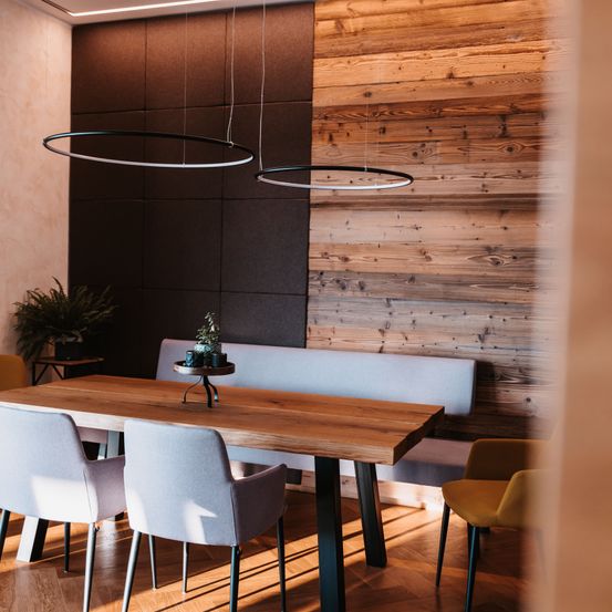 Bild enthält, Indoors, Interior Design, Wood Panels, Wood, Dining Table, Table, Dining Room, Chair, Plant, Hardwood