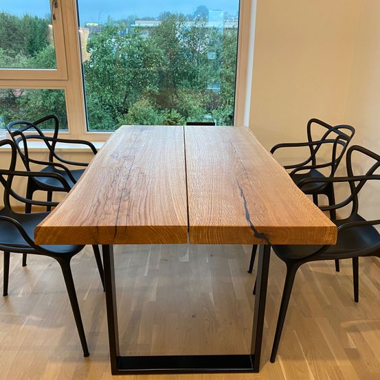 Bild enthält, Furniture, Table, Tabletop, Desk, Chair, Wood, Hardwood, Plant, Stained Wood