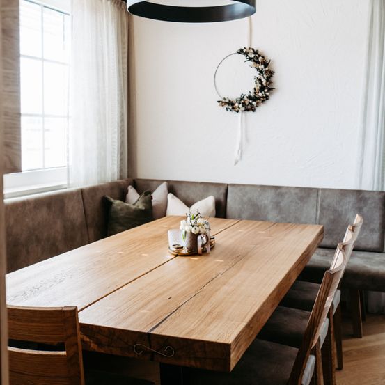 Bild enthält, Furniture, Table, Tabletop, Interior Design, Dining Table, Wood, Dining Room, Chair, Hardwood, Stained Wood