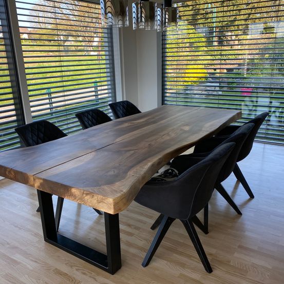 Bild enthält, Furniture, Table, Tabletop, Indoors, Interior Design, Wood, Hardwood, Chair, Desk, Stained Wood