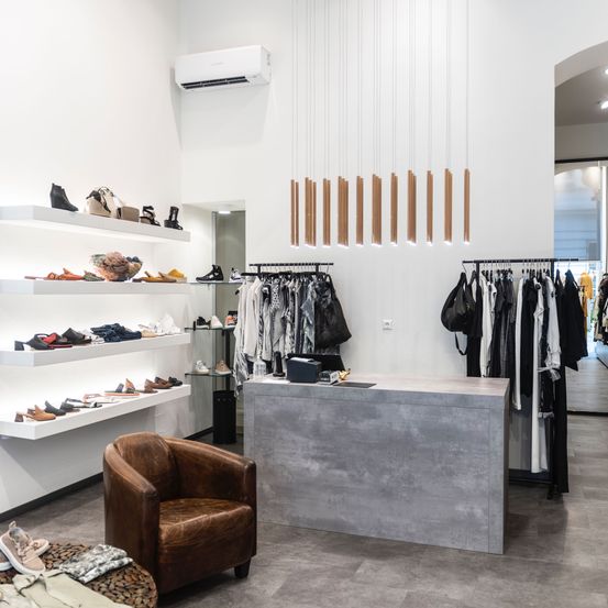 Bild enthält, Indoors, Plant, Shoe, Handbag, Shop, Furniture, Chair, Boutique, Person, Walk-In Closet