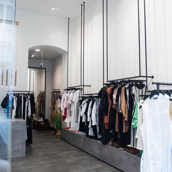 Bild enthält, Boutique, Shop, Handbag, Plant, Indoors, Helmet, Furniture, Shoe