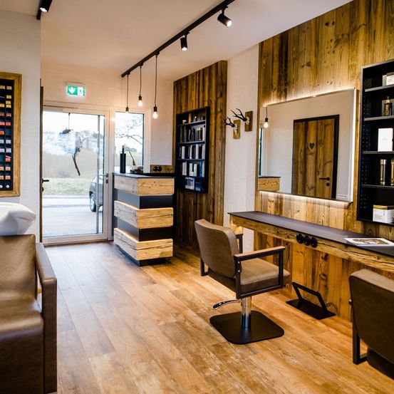 Bild enthält, Indoors, Barbershop, Chair, Furniture, Beauty Salon