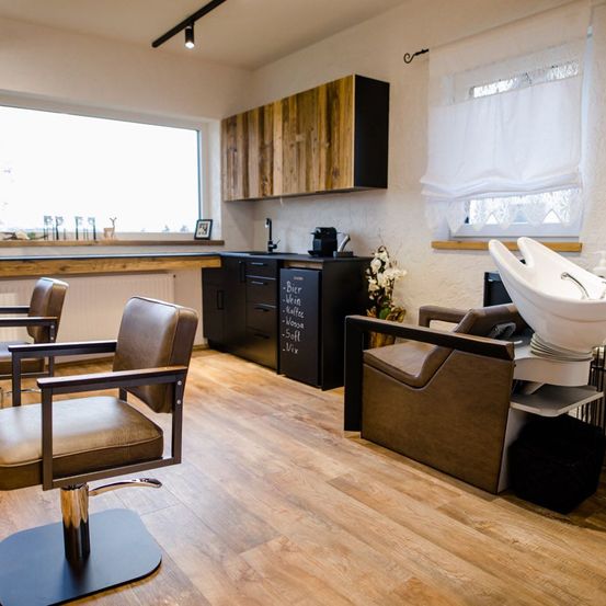 Bild enthält, Indoors, Beauty Salon, Chair, Furniture, Barbershop