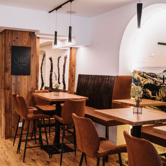 Bild enthält, Indoors, Interior Design, Restaurant, Wood, Cafe, Dining Table, Table, Dining Room, Cafeteria, Chair