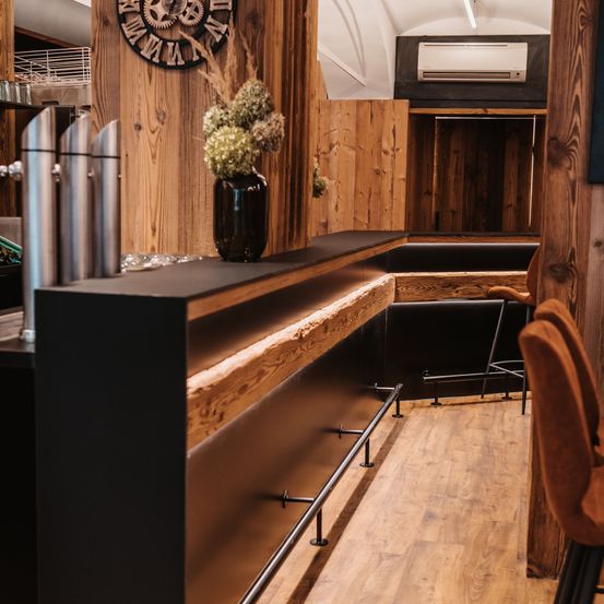 Bild enthält, Indoors, Interior Design, Wood, Hardwood, Floor, Stained Wood, Kitchen, Wood Panels, Flooring