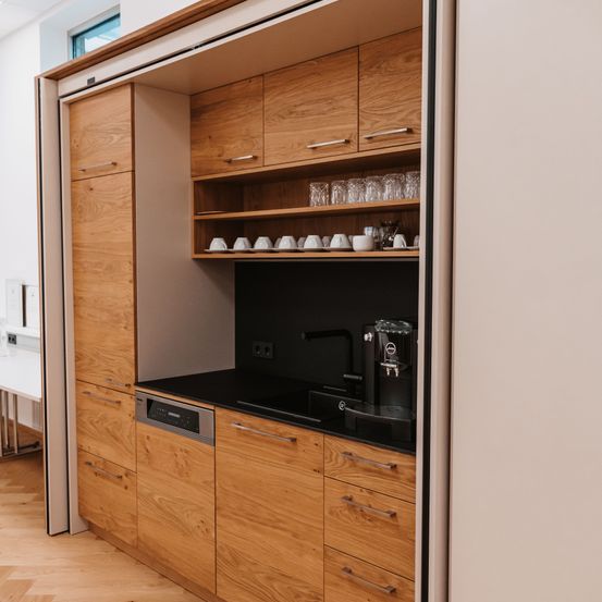 Bild enthält, Indoors, Interior Design, Wood, Hardwood, Cupboard, Furniture, Cabinet, Wood Panels, Sink