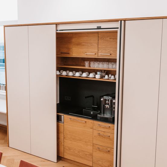 Bild enthält, Indoors, Interior Design, Chair, Furniture, Wood, Cupboard, Cabinet, Sink, Desk, Cup