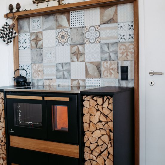 Bild enthält, Indoors, Interior Design, Wood, Furniture, Sideboard, Kitchen, Wood Panels, Device