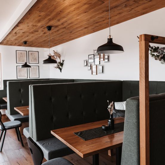 Bild enthält, Indoors, Interior Design, Wood, Hardwood, Dining Table, Table, Dining Room, Restaurant, Lamp, Cafe