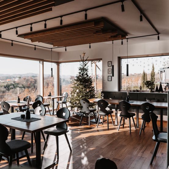 Bild enthält, Indoors, Restaurant, Cafeteria, Chair, Cafe, Person, Cup, Wood, Interior Design, Lounge