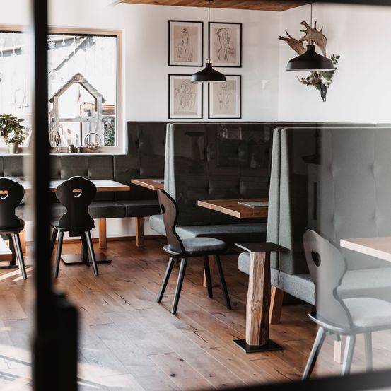 Bild enthält, Interior Design, Dining Room, Dining Table, Table, Wood, Restaurant, Cafe, Hardwood, Cafeteria, Lamp