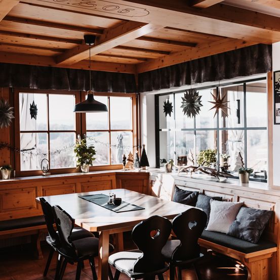 Bild enthält, Indoors, Interior Design, Wood, Floor, Hardwood, Table, Dining Room, Dining Table, Flooring, Kitchen