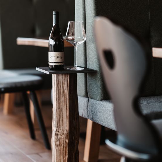 Bild enthält, Wood, Interior Design, Hardwood, Furniture, Table, Alcohol, Beverage, Bottle, Liquor, Wine Bottle