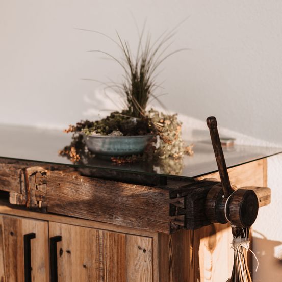 Bild enthält, Flower, Flower Arrangement, Plant, Wood, Flower Bouquet, Potted Plant, Hardwood, Furniture