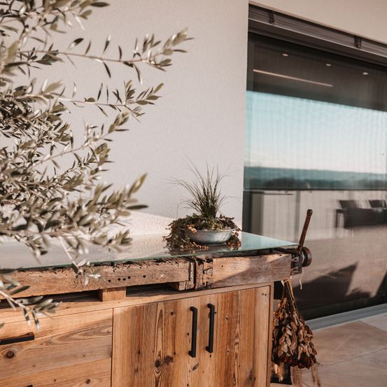 Bild enthält, Indoors, Interior Design, Wood, Plant, Potted Plant, Plywood, Flower Arrangement, Hardwood, Floor, Ikebana