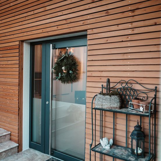 Bild enthält, Indoors, Interior Design, Wood Panels, Plant, Home Decor, Rug