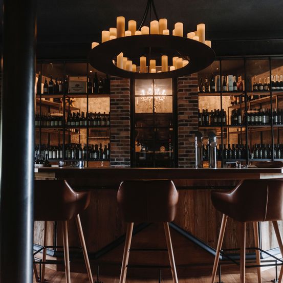 Bild enthält, Bar, Chair, Person, Building, Chandelier