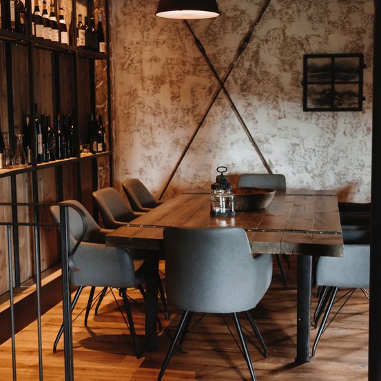 Bild enthält, Desk, Chair, Alcohol, Beverage, Liquor, Wine, Lamp, Interior Design, Wine Cellar