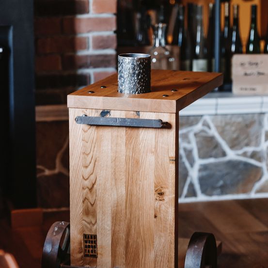 Bild enthält, Wood, Hardwood, Plywood, Interior Design, Wheel, Mailbox