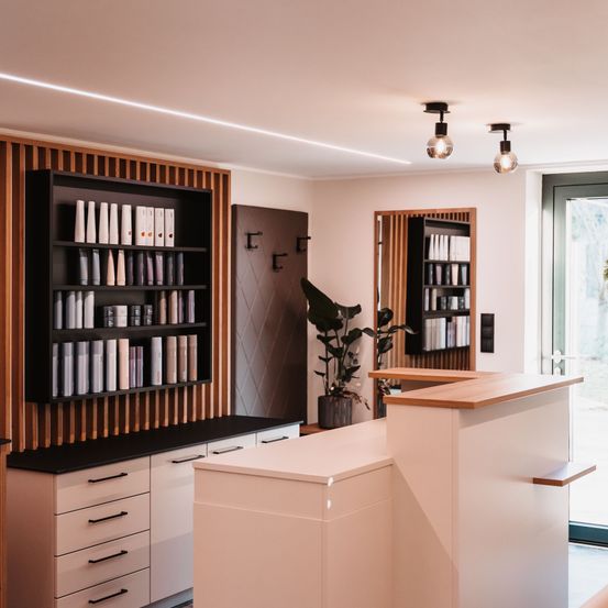 Bild enthält, Indoors, Interior Design, Furniture, Plant, Kitchen, Couch, Corner