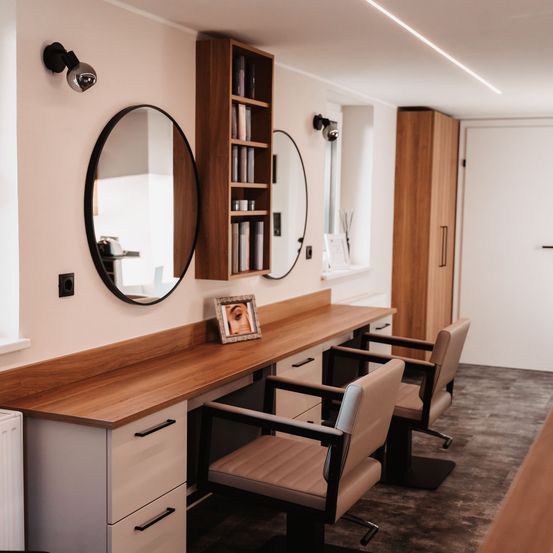 Bild enthält, Indoors, Chair, Beauty Salon, Barbershop, Painting, Interior Design, Lamp, Desk, Person