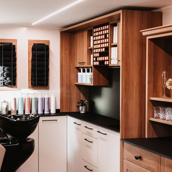 Bild enthält, Indoors, Interior Design, Kitchen, Shelf, Furniture