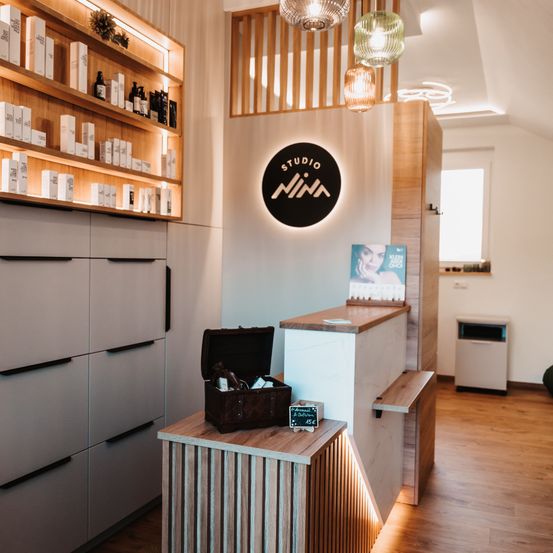 Bild enthält, Indoors, Interior Design, Wood, Hardwood, Floor, Flooring, Person, Kitchen, Shop, Box