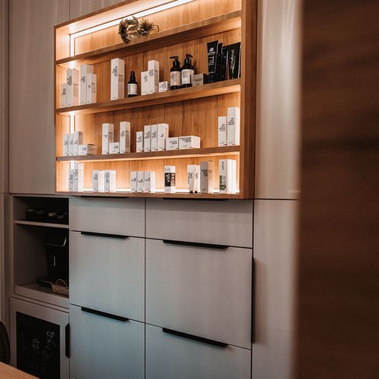 Bild enthält, Indoors, Interior Design, Shelf, Cabinet, Furniture, Lamp, Hanukkah Menorah