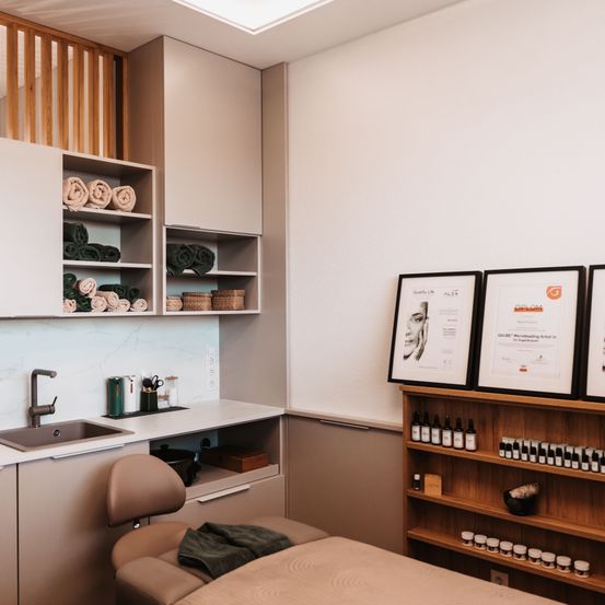 Bild enthält, Indoors, Interior Design, Sink, Sink Faucet, Shelf, Person, Bed, Spa, Painting