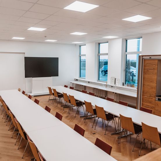 Bild enthält, People, School, Classroom, Indoors, Crowd, Audience, Lecture, Chair, Lecture Hall, Car