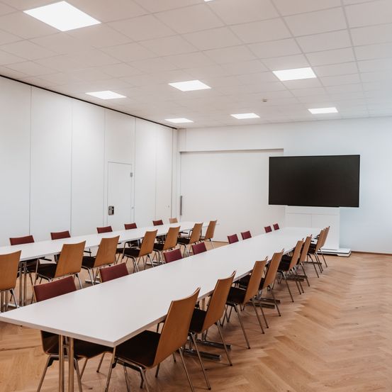 Bild enthält, People, Indoors, Classroom, School, Crowd, Chair, Interior Design, Monitor, Audience, Lecture