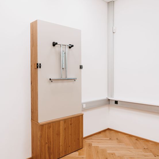 Bild enthält, Corner, Indoors, Interior Design, Floor, Flooring, Wood, Hardwood, Wood Panels