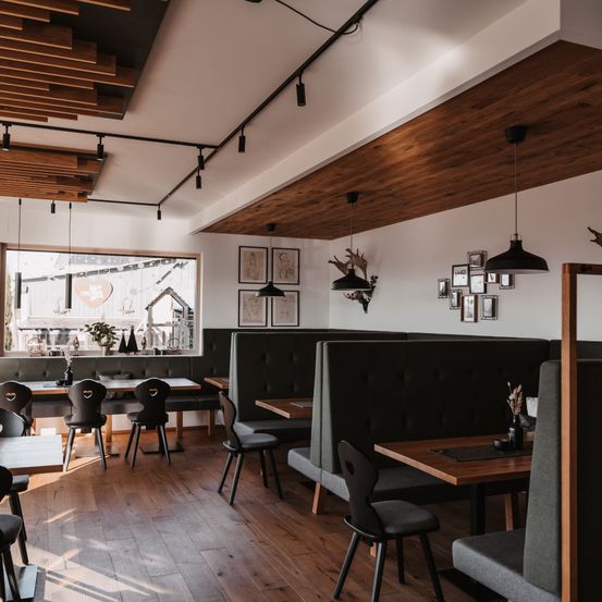 Bild enthält, Indoors, Interior Design, Restaurant, Cafe, Wood, Cafeteria, Painting, Lamp, Chair, Hardwood