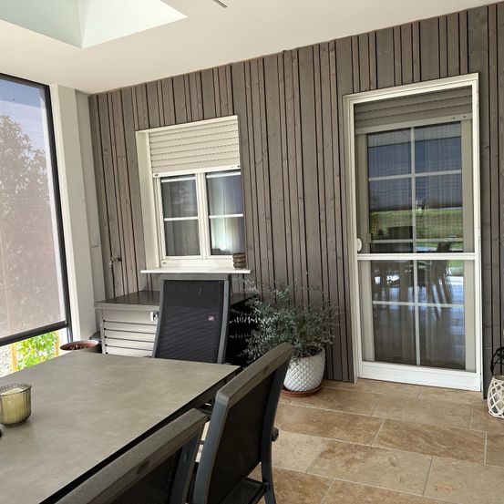 Bild enthält, Indoors, Interior Design, Wood Panels, Plant, Chair, Desk, Table, Lamp, Window