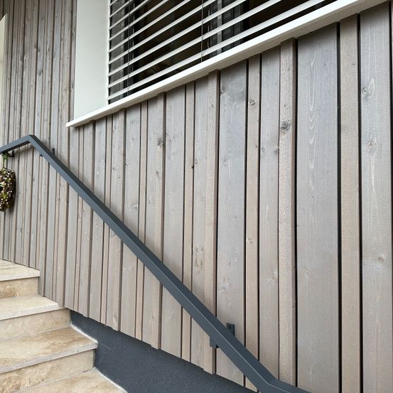 Bild enthält, Indoors, Interior Design, Handrail, Wood Panels, Wood, Chair, Plant, Hardwood